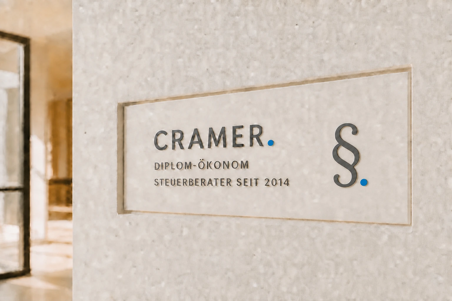 Helles Kanzleischild mit der Aufschrift CRAMER, Diplom-Ökonom und Steuerberater seit 2014